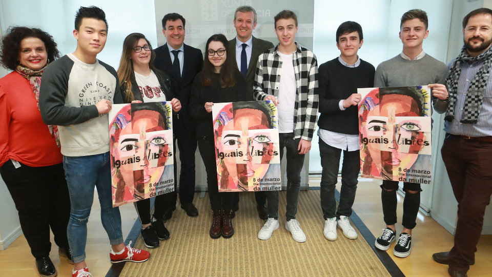 Alfonso Rueda e Román Rodríguez recibiron esta mañá os gañadores do concurso escolar de carteis con motivo do Día Internacional da Muller. XUNTA
