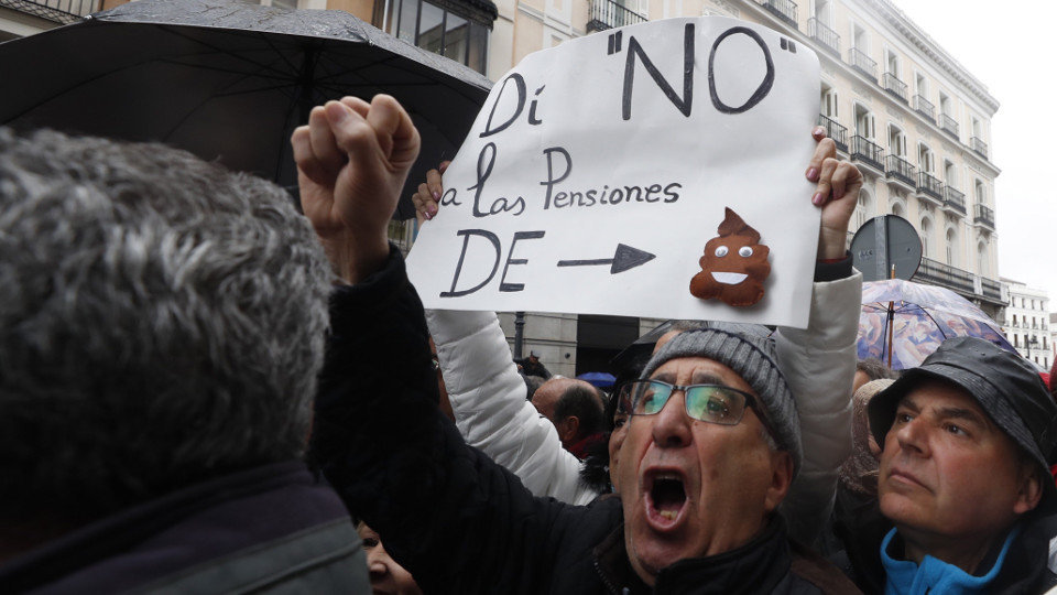 Uno de los manifestantes que acudió a la concentración de Madrid para reclamar pensiones dignas. JAVIER LIZÓN (EFE)