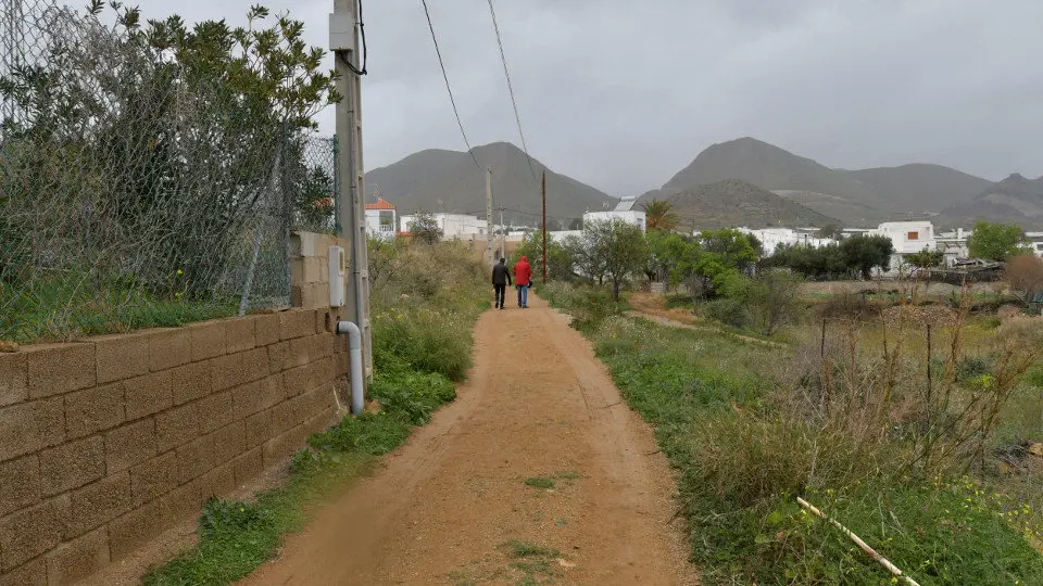 Dispositivo de búsqueda que intenta localizar al niño de 8 años cuyo rastro se perdió el martes en Las Hortichuelas, en Níjar. CARLOS BARBA (EFE)