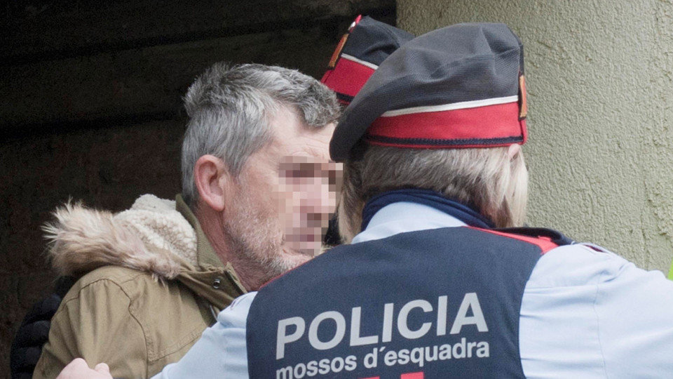 El presunto autor del doble homicidio de Susqueda, Jordi Magentí, acompañado de los Mossos. ROBIN TOWNSEND (EFE)