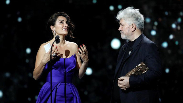 Penélope Cruz y Pedro Almodóvar en la gala de los César. YOAN VALAT