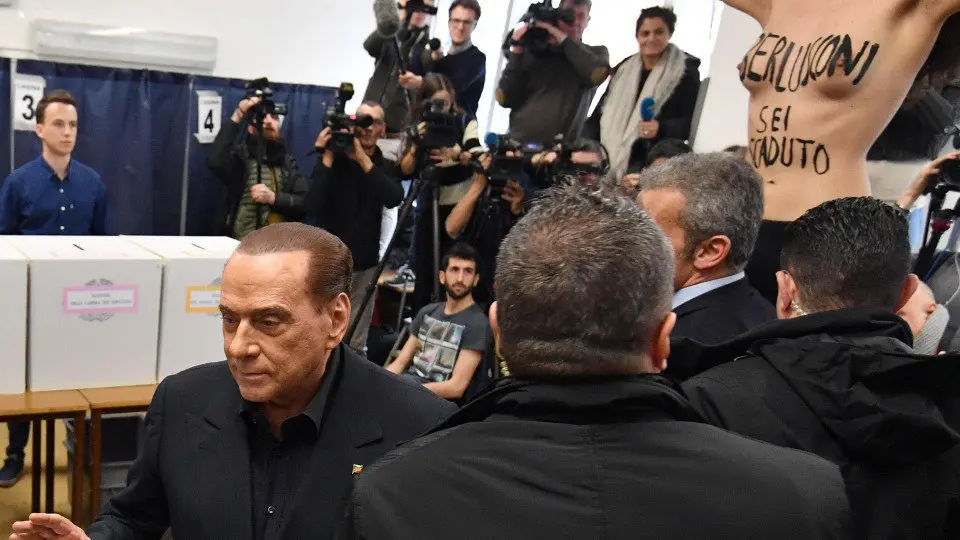 Berlusconi, en el momento en el que apareció la activista de Femen. DANIEL DAL ZENNARO (EFE)
