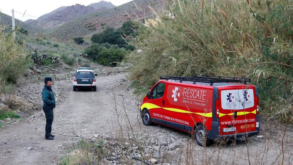 Camino que llega a las depuradoras donde se encontró una camiseta blanca de niño. RICARDO GARCÍA (EFE)