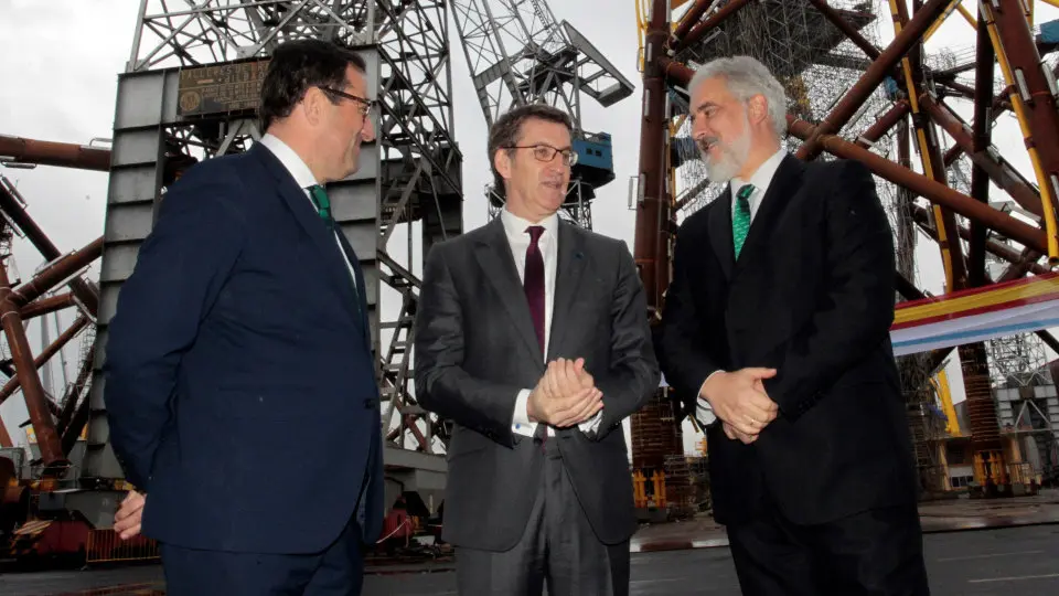 El presidente de Windar Renovables, Orlando Alonso, el presidente de la Xunta, Alberto N. Feijóo), y el presidente de Navantia, Esteban García, en Navantia Fene. KIKO DELGADO (Efe)