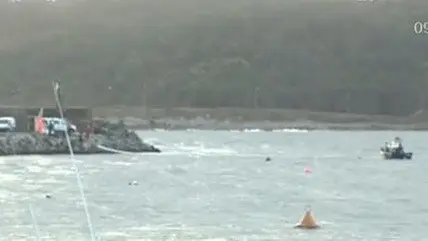 Imaxes do porto de Muxía onde se afundiu o pesqueiro. TVG