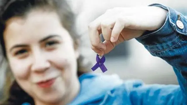 O lazo violeta é o símbolo do 8 de marzo. JAVIER CERVERA-MERCADILLO