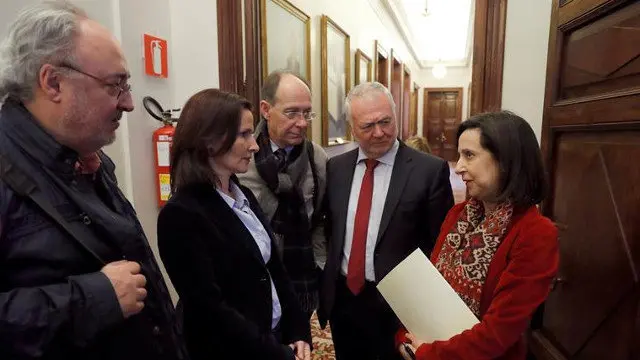 La portavoz del Grupo Socialista, Margarita Robles, conversa con Maria Luz Martínez, secretaria ejecutiva de Educación y Universidades del PSOE tras la reunión del Subcomité del Pacto Educativo. JUAN CARLOS HIDALGO (EFE)
