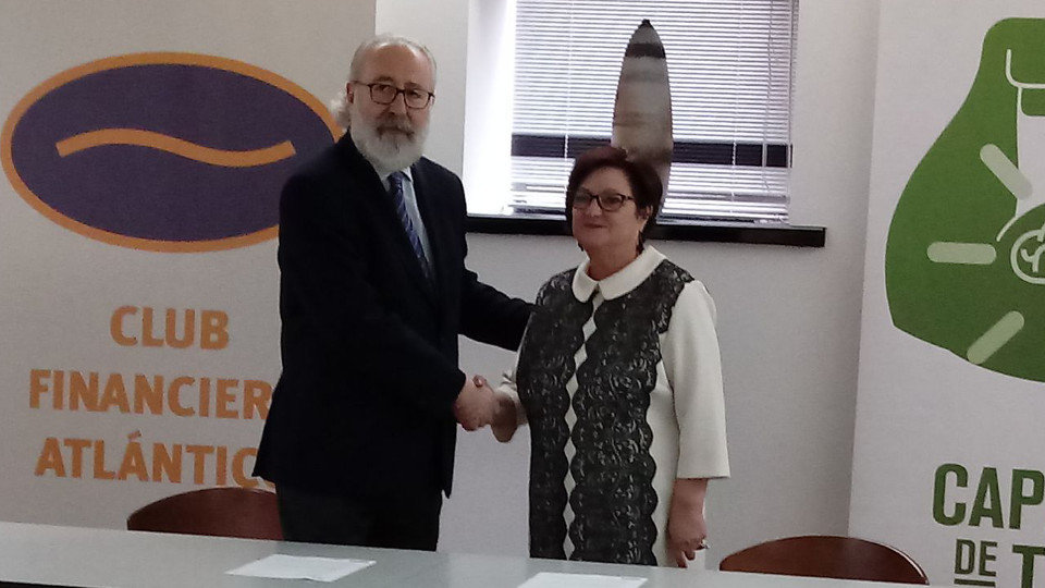 Mariano Gómez-Ulla y Carmen Fernández Quiroga firman el convenio de colaboración. EP