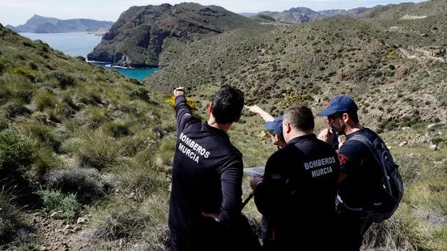 Un grupo de bomberos voluntarios, en el operativo de búsqueda de Gabriel Cruz. CARLOS BARBA (EFE)