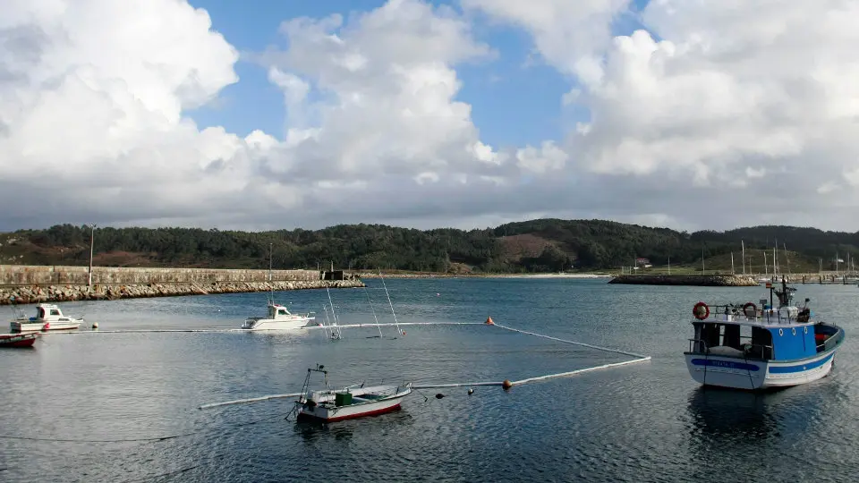 Barco afundido no porto de Muxía.CABALAR (Efe)