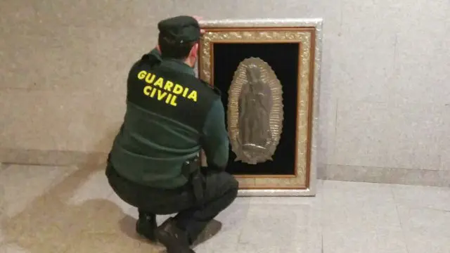 Cadro, coa Virxe da Guadalupe gravada en prata, que foi roubado na Lama. GARDA CIVIL