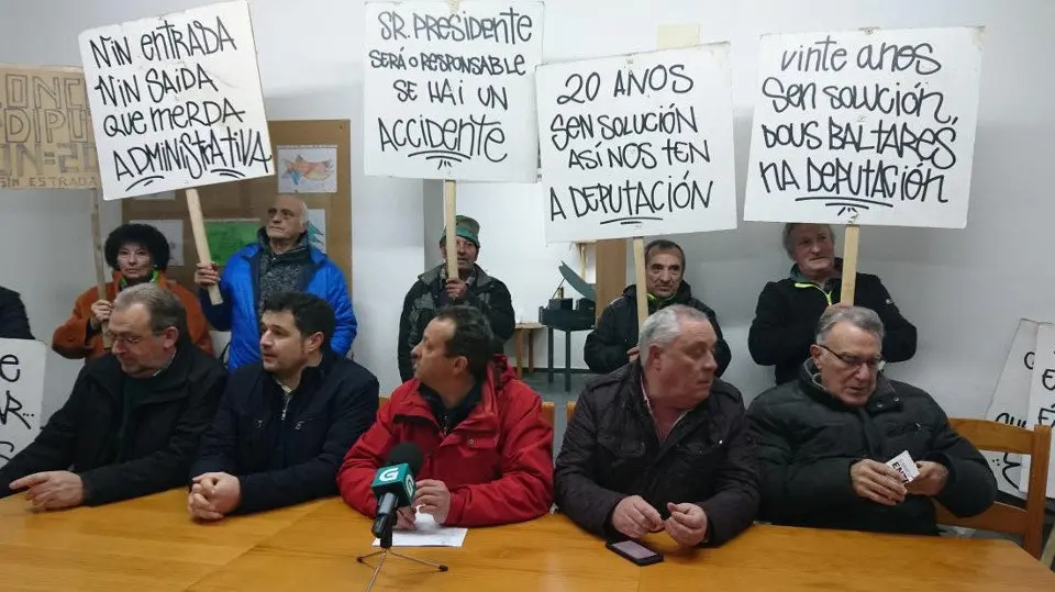 Encierro iniciado en la casa consistorial de Vilamartín de Valdeorras. EP