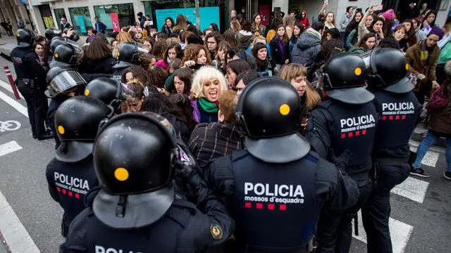 Los Mossos impiden que las mujeres corten calles en Barcelona. QUIQUE GARC&Iacute;A