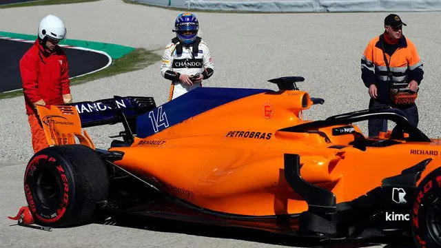 Alonso, con su monoplaza estropeado. ALEJANDRO GARCÍA