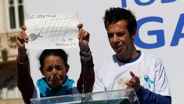 Los padres de Gabriel Cruz, en la concentración para pedir la liberación del pequeño. CARLOS BARBA