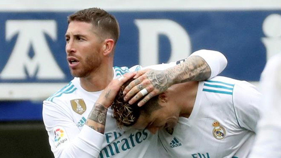 Sergio Ramos refriega la cabeza a Cristiano Ronaldo. JAVIER ETXEZARRETA (EFE)