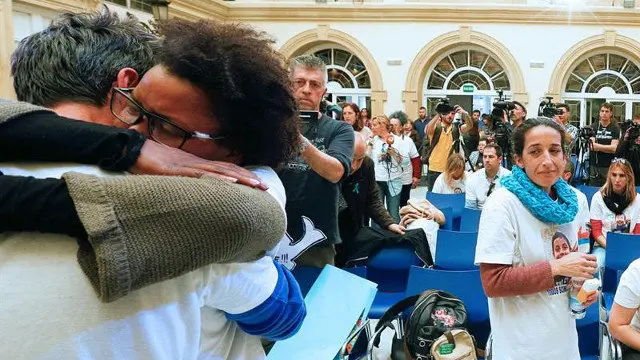 La detenida consuela a su pareja y padre de Gabriel ante la mirada de la madre del niño. CHEMA ARTERO (EFE)