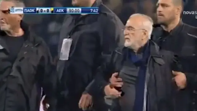 El presidente del PAOK invade el campo