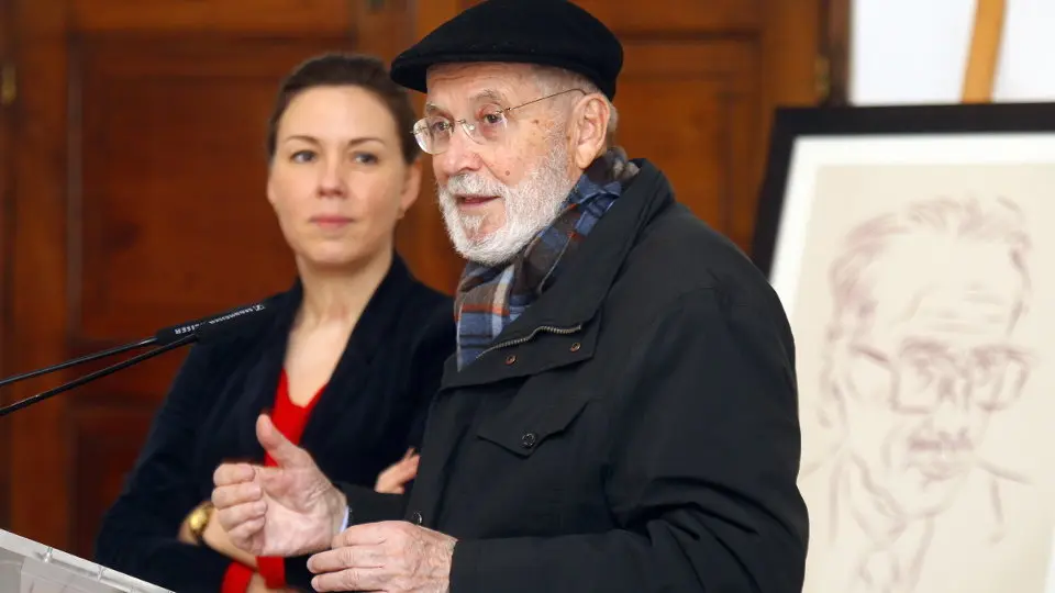 Siro López, tras entregar as obras no Museo Provincial. VICTORIA RODRÍGUEZ