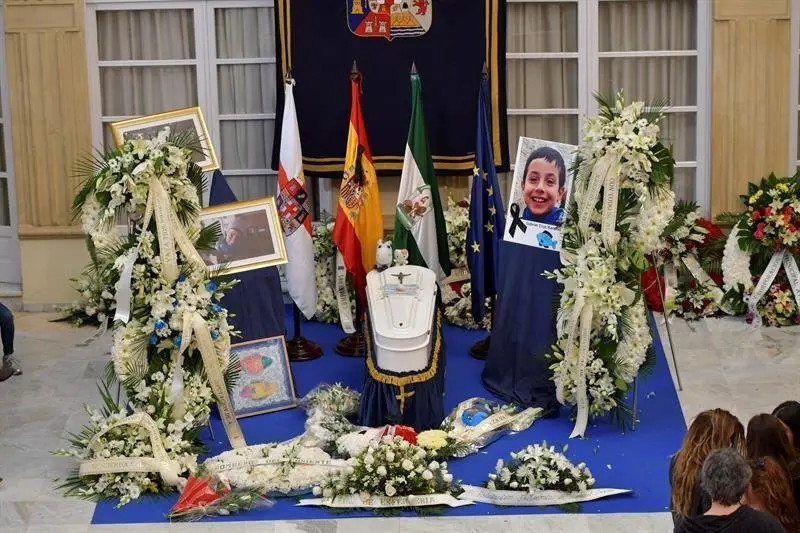 Cientos de personas han querido estar con la familia en estos duros momentos