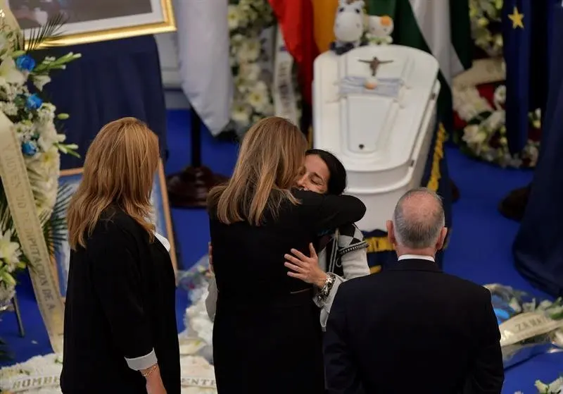 Cientos de personas han querido estar con la familia en estos duros momentos4