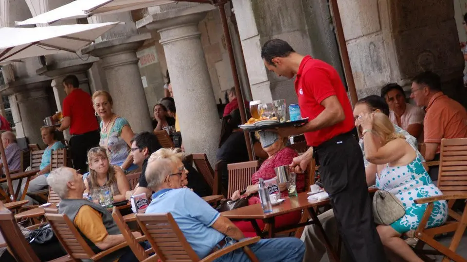 Un trabajador de la hostelería atiende en una terraza. DP
