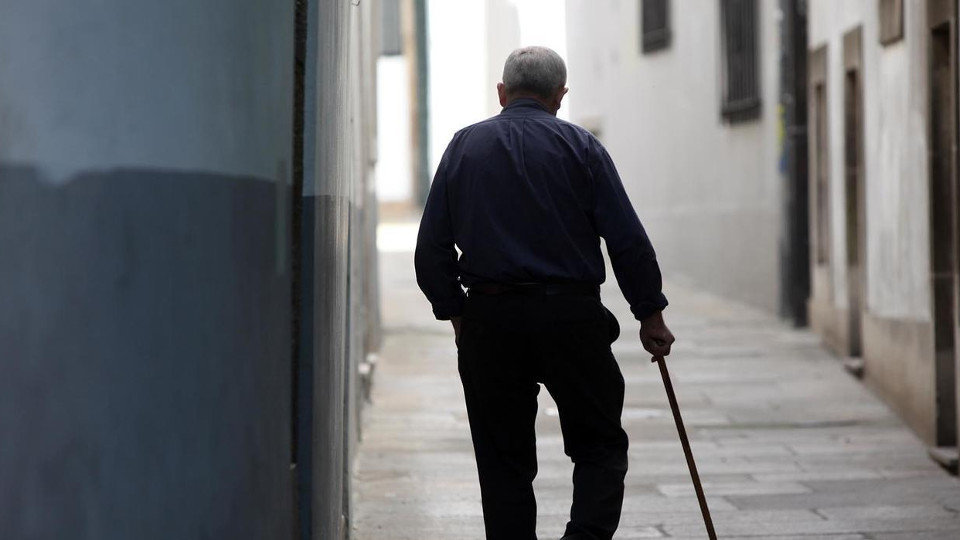 Persona mayor paseando - jubilado - pensionsita
