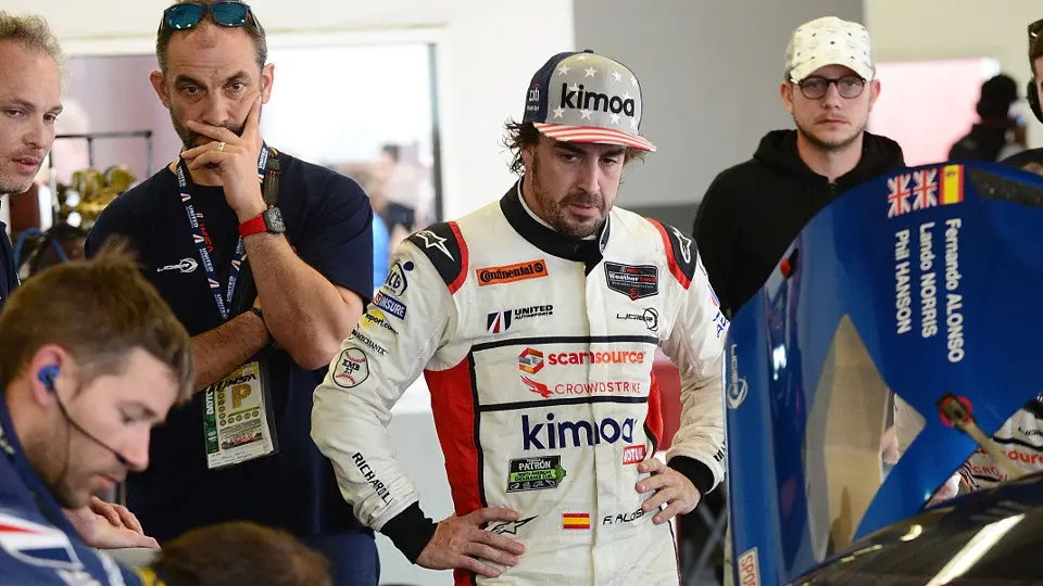 Fernando Alonso junto al equipo United Autosports. GERARDO MORA