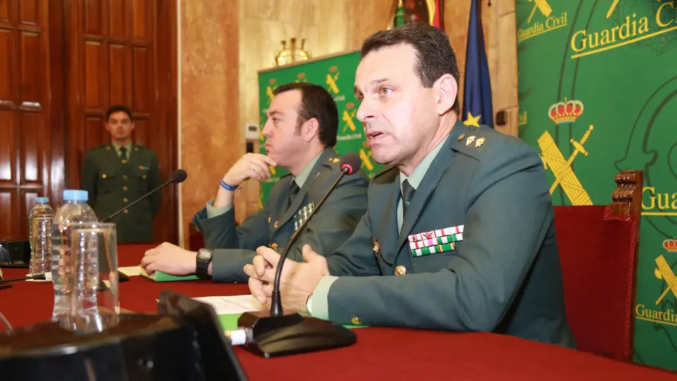 El teniente coronel Jefe Accidental de la Comandancia de la Guardia Civil de Almer&iacute;a, Jos&eacute; Hern&aacute;ndez Mosquera, y el comandante de la Unidad Central Operativa, Jes&uacute;s Reina, durante la rueda de prensa. PEPE TORRES (EFE)