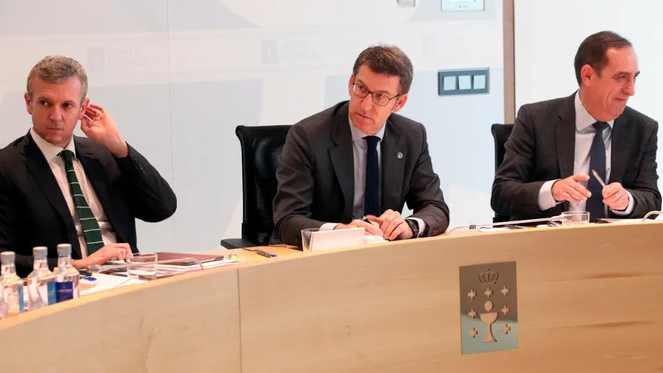 El vicepresidente de la Xunta, Alfonso Rueda, el presidente autonómico, Alberto Núñez Feijóo y el conselleiro de Facenda, Valeriano Martínez, este jueves en el Consello de la Xunta. PEPE FERRÍN (AGN)