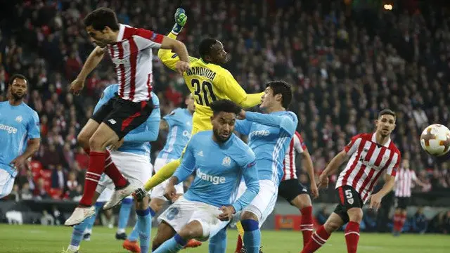 Un momento del Athletic - Marsella. LUIS TEJIDO (EFE)