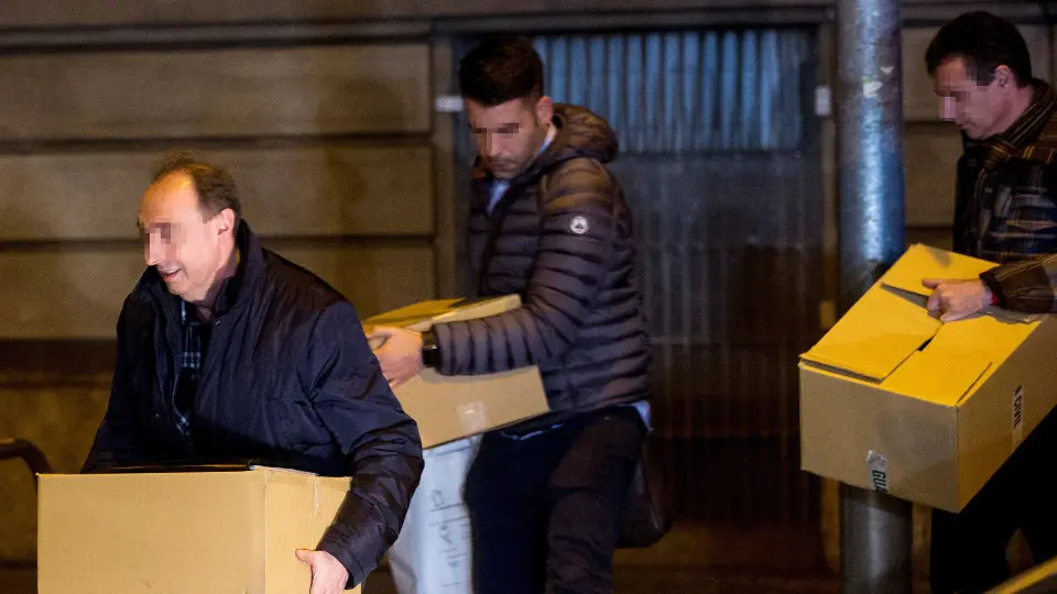 Los agentes portan la documentaci&oacute;n confiscada de la sede de &Ograve;mnium Cultural.QUIQUE GARC&Iacute;A (Efe)