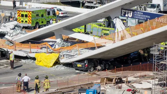El puente peatonal derrumbado sobre una calle de Miami. CRISTÓBAL HERRERA