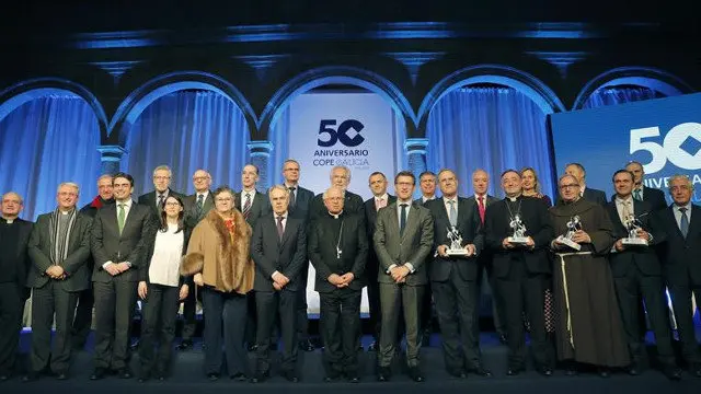 El presidente de la Xunta, Alberto Núñez Feijóo, con otras autoridades en la gala del 50 aniversario de Cope Galicia. LAVANDEIRA JR (EFE)