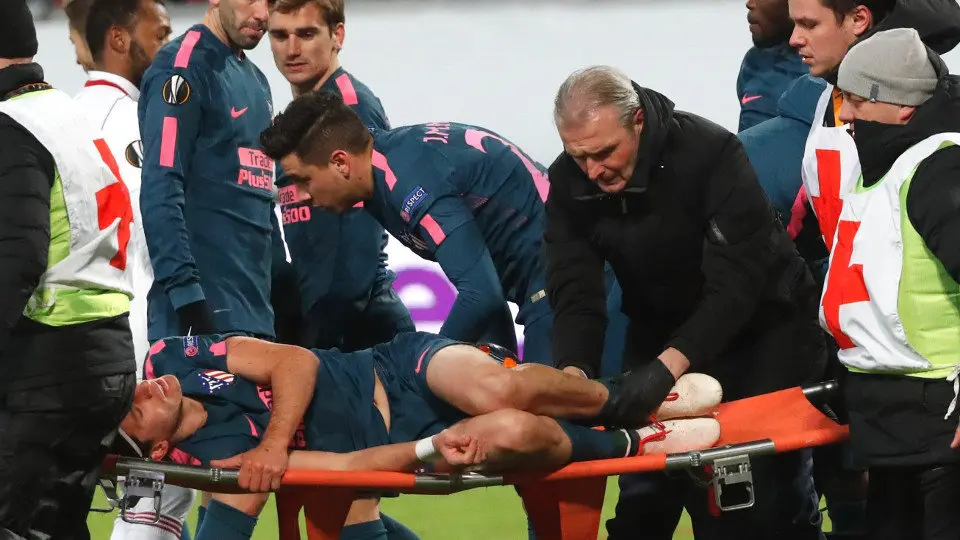 Filipe Luis tuvo que salir en camilla del encuentro disputado en Moscú. SERGEI CHIRIKOV (EFE)