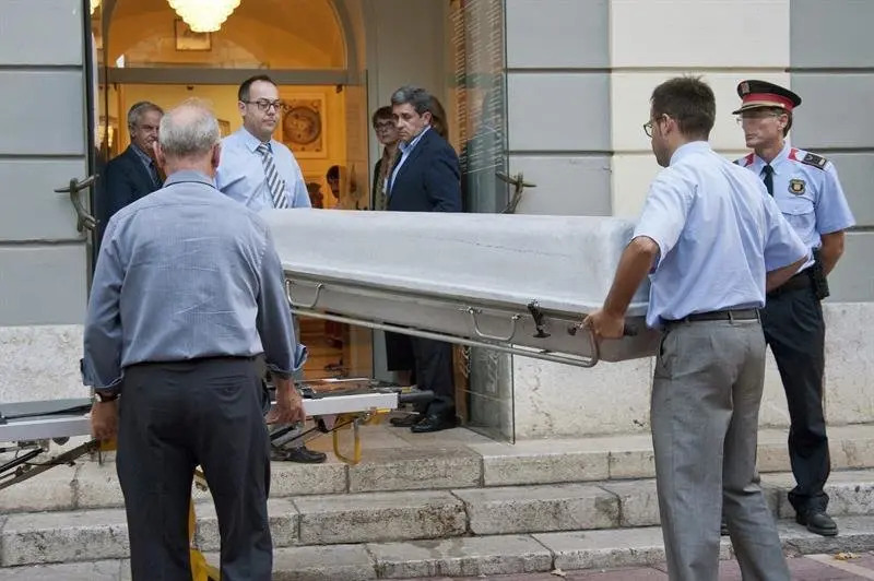 La comitiva judicial encargada de exhumar los restos de Salvador Dalí . EFE