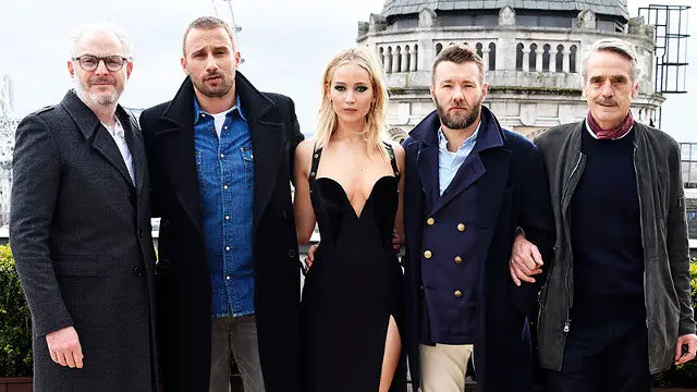 Jenniffer Lawrence y el resto del reparto de la película 'Gorrión rojo', durante la presentación en Londres. ARCHIVO