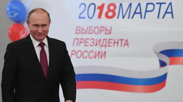 Vladimir Putin, tras votar. YURI KADOBNOV