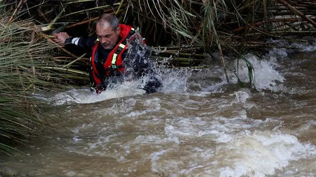 Búsqueda del agente desaparecido en Guillena, Sevilla. JOSÉ MANUEL VIDAL (EFE)
