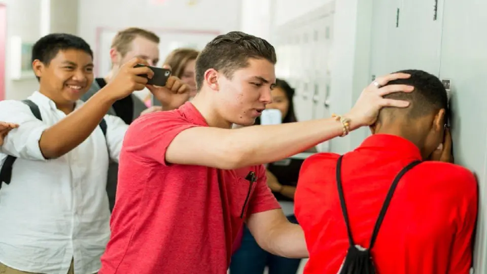 Los acosadores no deberían contar con el apoyo de los compañeros. EP