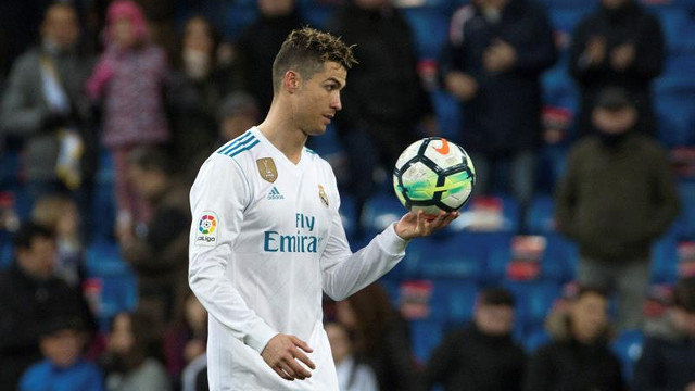 Cristiano Ronaldo se llevó el balón al finalizar el partido. RODRIGO JIMÉNEZ (EFE)