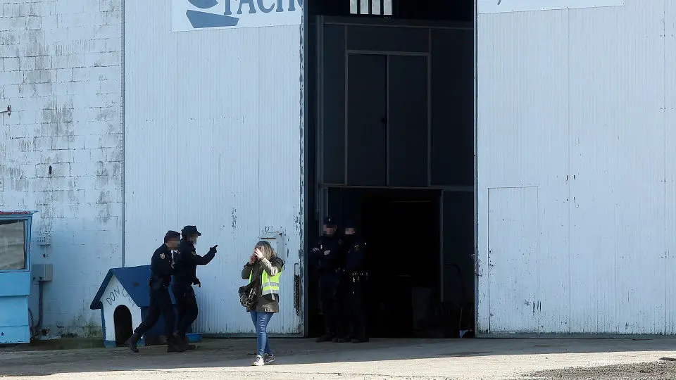 Exterior de los astilleros Facho, en Cambados, donde se hallan las lanchas creadas para transportar cocaína y a las que se pretende dar nuevos usos. JAVIER CERVERA-MERCADILLO