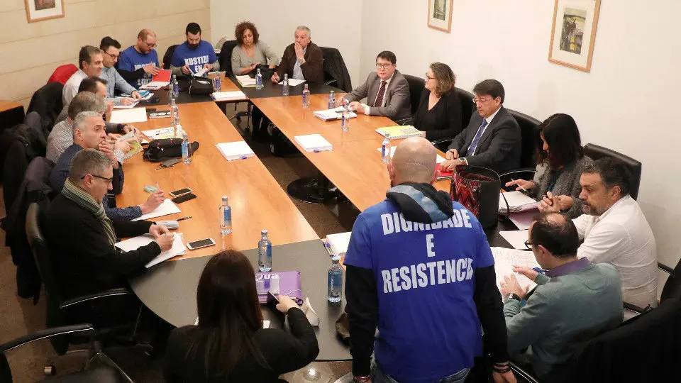 Os representantes da Xunta e dos sindicatos retomaron este luns as negociacións. XOÁN REY (EFE)