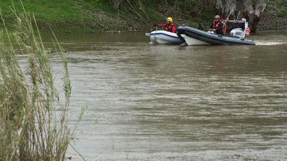 Dispositivo de búsqueda del guardia Civil en Sevilla. RAÚL CARO (EFE)