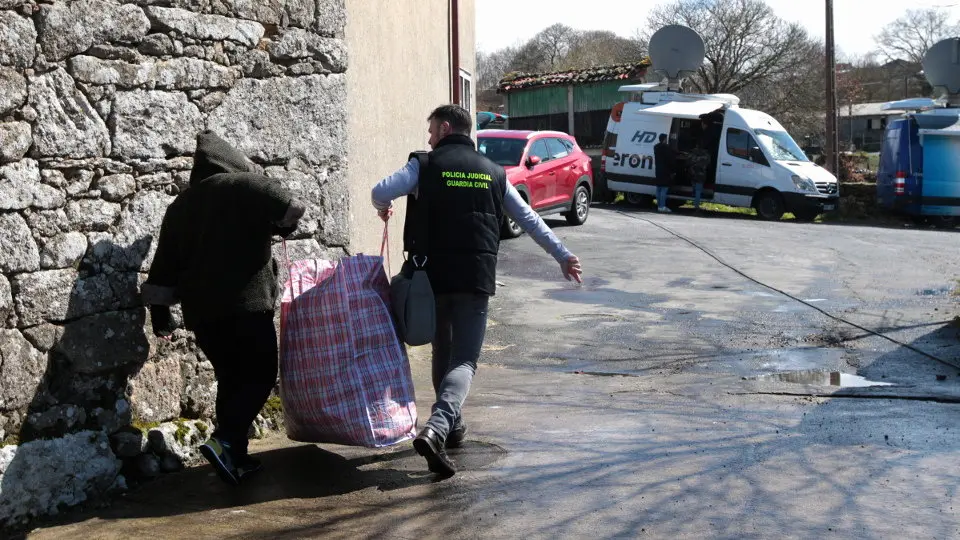 Agentes recaban pruebas en Esporiz. J.VÁZQUEZ