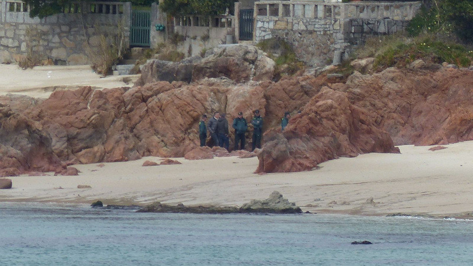 La Guardia Civil, en la playa de Areas, donde fue localizado el cuerpo. IVÁN SOTO