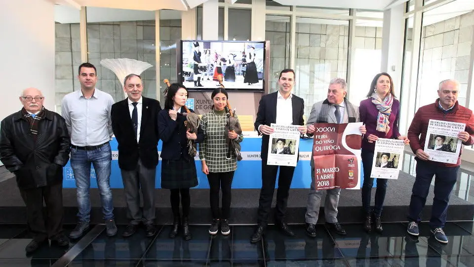 Los organizadores del certamen, gaiteiros y otros colaboradores, en la Cidade da Cultura de Santiago. PEPE FERRÍN