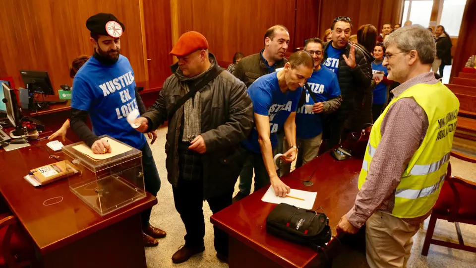 Votación de los funcionarios en A Parda. GONZALO GARCÍA