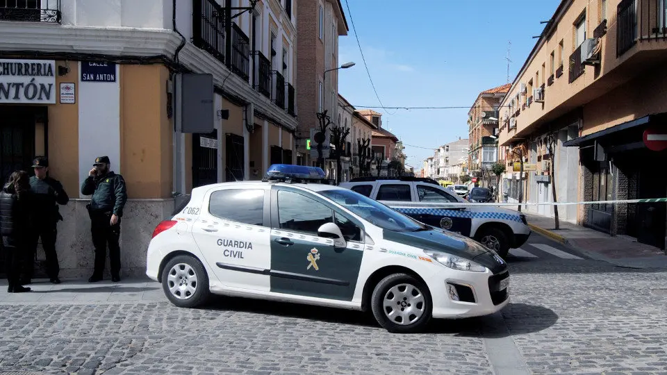 A Gardia Civil intenta que o propietario dun mes&oacute;n de Manzanares (Ciudad Real) abandone o local. ELISA LADERAS (EFE)