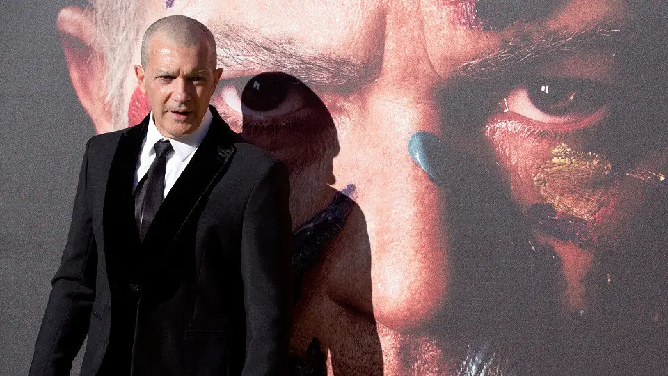 El actor malagueño Antonio Banderas ha reconocido este jueves que, pese a los buenos propósitos que se hizo, no ha bajado el ritmo de trabajo después del ataque al corazón que sufrió a principios del 2017.

&#34;He dejado de fumar y me estoy tomando las pastillas, pero no puedo dejar de trabajar. A la mierda si eso me va a llevar a que me muera antes, pero me moriré haciendo lo que me dé la gana. Lo que no quiero es vivir muerto, ¿para qué?&#34;.

En la rueda de prensa con motivo del estreno mundial en Málaga de la serie de National Geographic Genius: Picasso, Banderas ha admitido que se &#34;contradice&#34; en cuanto a sus prioridades.

Ha recordado que, cuando recibió el Goya de Honor 2015, en su discurso pidió perdón a su hija, Stella del Carmen, por el tiempo que le había robado su profesión, porque Banderas tiene claro &#34;que lo más importante son los hijos&#34;, pero al final está &#34;todo el día rodando&#34;.

&#34;Tengo un sueño iluso, el de un poema que tengo en mi casa de Málaga pintado en la terraza, que escribió el mismo Manolo Alcántara, y es un anhelo insensato al que creo que voy a llegar, pero me doy cuenta de que nunca voy a llegar&#34;.

Ese poema de Manuel Alcántara dice: &#34;A la sombra de una barca me quiero tumbar un día y echarme todo a la espalda y soñar con la alegría&#34;.

&#34;Pues no, no es posible llegar a ese momento, la barca se mueve mucho, no paro, digo que voy a parar y no puedo&#34;, ha bromeado Banderas.